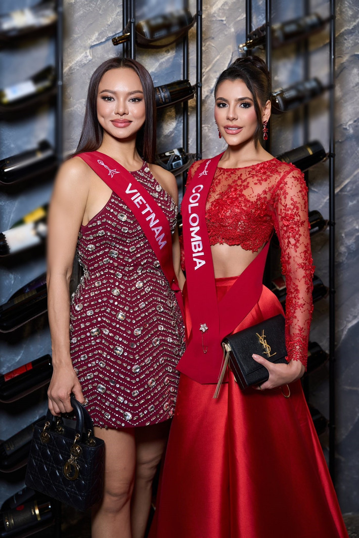 Mai Ngô thường chọn trang phục tông đỏ rực rỡ, kiểu bó sát nhằm khoe trọn vóc dáng. Ảnh: Miss Charm.