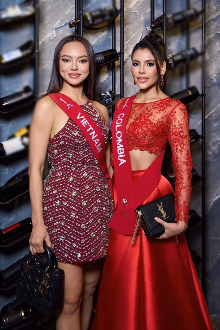 Mai Ngô thường chọn trang phục tông đỏ rực rỡ, kiểu bó sát nhằm khoe trọn vóc dáng. Ảnh: Miss Charm.