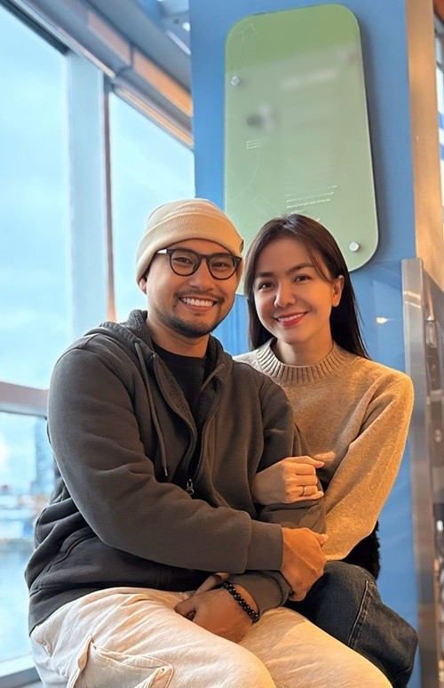 Hơn 10 năm qua, Huỳnh Đông dành nhiều thời gian cho gia đình, chủ động san sẻ việc chăm sóc con cái, trở thành chỗ dựa vững chắc cho vợ. Phía Ái Châu luôn đồng hành cùng chồng trong những cột mốc quan trọng của cuộc sống, từ công việc, nuôi dạy con đến các quyết định lớn của gia đình.