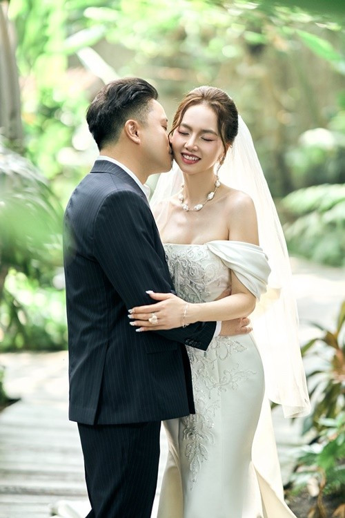 Cô bày tỏ: "Cảm ơn người đã tìm thấy em năm 2008, đưa em lên màn ảnh và đến tận bây giờ vẫn cho em theo làm phim - hành trình tuyệt vời nhất em từng trải nghiệm. Cảm ơn người đã là trụ cột của gia đình, đã trao cho em 2 thiên thần nhỏ bé như điều kỳ diệu có thật trên đời. Cảm ơn vì đôi tay bố chăm con còn giỏi hơn cả mẹ, chăm vợ giỏi hơn vợ chăm chồng, lại còn yêu vợ và 2 con hơn chính bản thân mình".