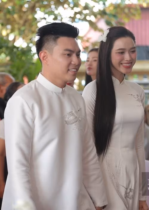 “Bên cạnh Viết Vương, Đỗ Thị Hà dường như không cần giữ hình ảnh, sống đúng con người thật, giống như các cặp đôi bình thường khác”, bạn của Đỗ Thị Hà nói thêm. Ảnh: Dân Việt.