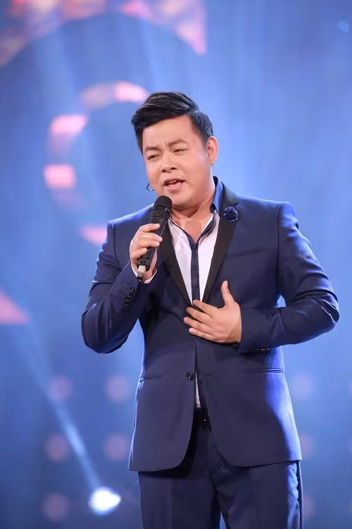 Quang Lê chia sẻ trên VOV, vợ cũ của anh có cuộc sống rất hạnh phúc. Nam ca sĩ có về thăm bố mẹ vợ cũ, ông bà cũng ngoài 80 tuổi rồi và đều tươi cười tiếp chuyện anh vì chuyện giữa anh và vợ cũ cũng đã qua từ rất lâu. Ảnh: Dân Việt.