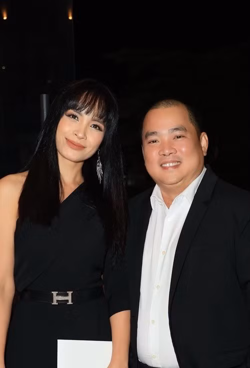 Không chỉ ủng hộ vợ trong công việc, Minh Khang còn thường xuyên chia sẻ những khoảnh khắc đời thường của gia đình, từ các chuyến đi chơi đến những dịp kỷ niệm đặc biệt.