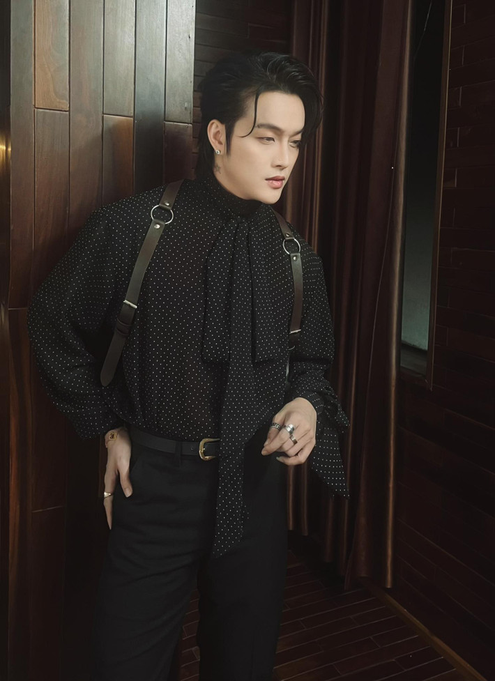 TiTi mong khán giả thông cảm cho dáng vẻ mệt mỏi và không được hoàn thiện của anh tại sự kiện cách đây không lâu. “Đó chỉ là dấu hiệu của một người đang cố gắng hết sức với trách nhiệm của một người nghệ sĩ, chứ không phải thiếu tôn trọng ai”, nam ca sĩ nói.