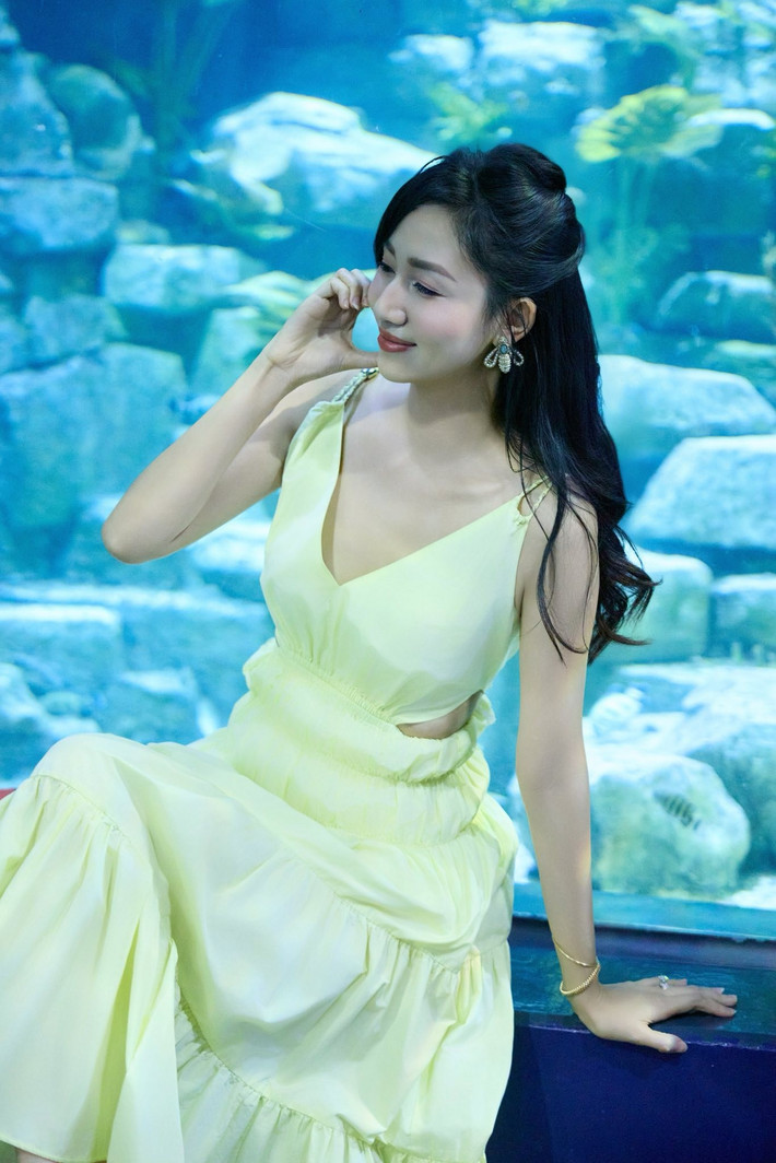 Gương mặt thanh tú cùng nụ cười rạng rỡ vẫn là điểm nhấn giúp cô nổi bật trong mọi khung hình.