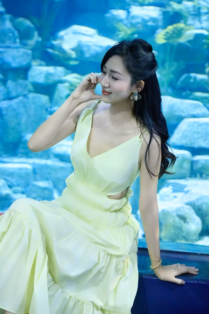 Gương mặt thanh tú cùng nụ cười rạng rỡ vẫn là điểm nhấn giúp cô nổi bật trong mọi khung hình.