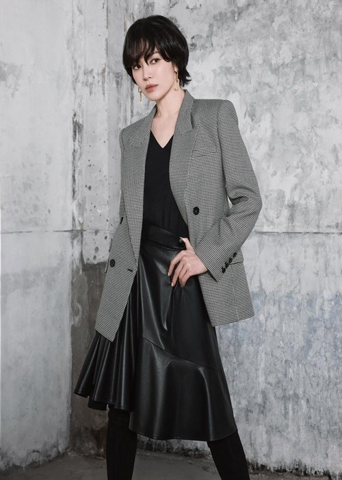 Nữ diễn viên hàng đầu xứ Hàn toát lên vẻ bí ẩn. Ảnh: Instagram Song Hye Kyo.