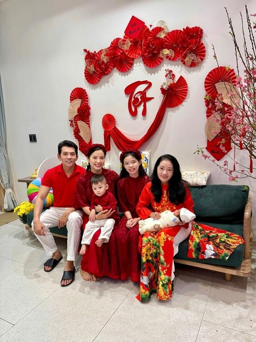 Bà Mai cho biết, việc làm mẹ đơn thân nuôi Lý Bình khôn lớn khiến bà sống khép kín và ít chia sẻ. Sự xuất hiện của bé Mia đã thắp sáng cuộc sống cô đơn của bà. Ảnh: FB Lý Bình.