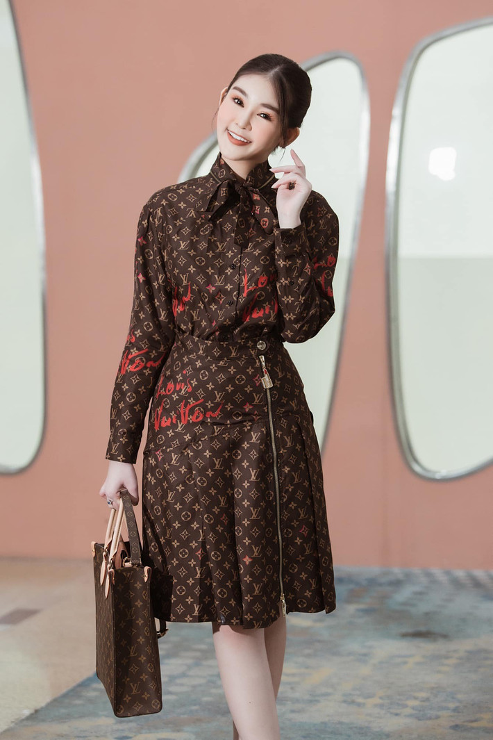 Ngân Anh nhấn mạnh: "Chọn nghề giáo không phải vì nó là con đường làm giàu nhanh nhất. Chúng ta nhận về một lợi nhuận khác: đó là sự ổn định, là môi trường hỗ trợ tốt về định hướng nghiên cứu, là sự kính trọng và niềm vui khi thấy các bạn sinh viên trưởng thành và thành công".