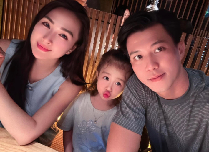 "Mọi việc quan trọng, cần tính toán tôi đều hỏi ý kiến cô ấy. Cô ấy lý trí và quyết đoán, một tay vun vén và xử lý hết mọi việc", nam diễn viên bày tỏ.