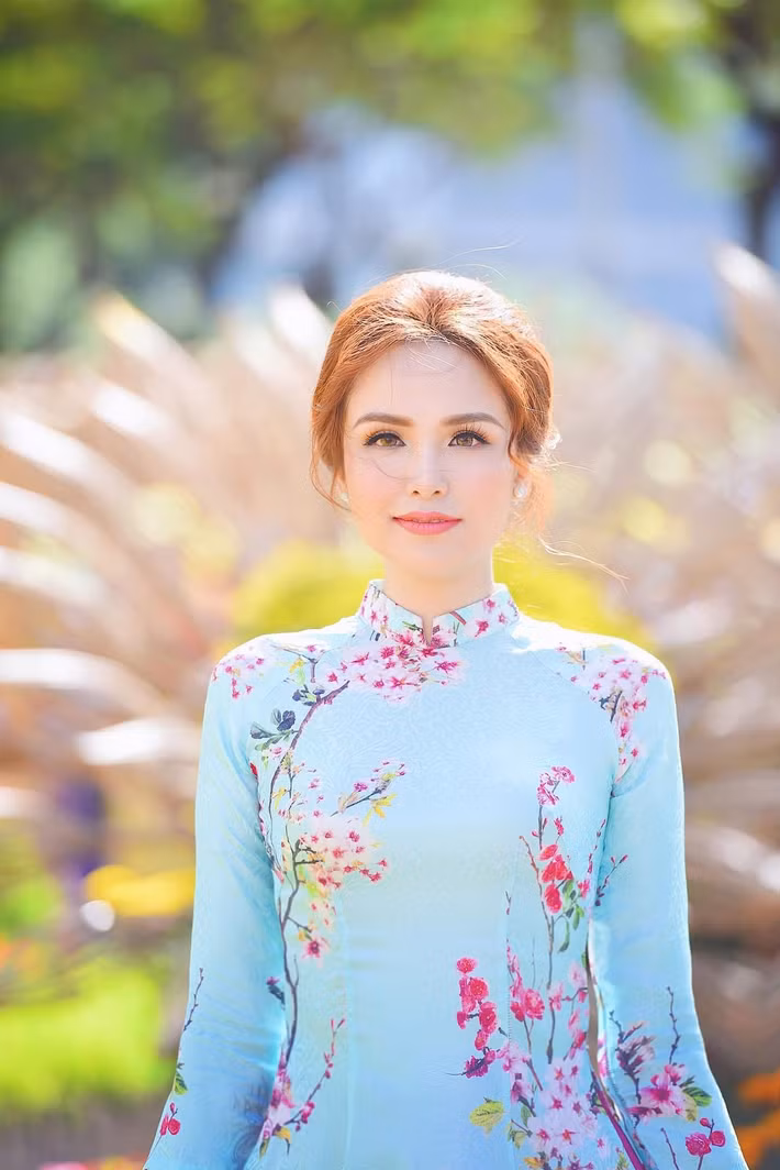 Diễm Hương đăng quang Hoa hậu Thế giới người Việt 2010, nhanh chóng ghi dấu ấn với nhan sắc ngọt ngào, gợi cảm. Sau cuộc thi, cô hoạt động trong lĩnh vực người mẫu, tham gia đóng phim và diễn kịch, là gương mặt quen thuộc của làng giải trí Việt.