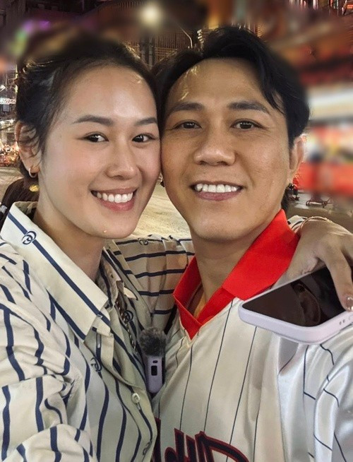 Valentine năm nay cũng đánh dấu cột mốc 3 năm bên nhau của cặp đôi. Anh Phạm vui vẻ viết: “Kỷ niệm đôi gà bông yêu nhau 3 năm. Vợ chồng em đón ngày lễ tình nhân bằng cách 5h sáng em chở anh nhà ra sân bay đi Hà Nội”.