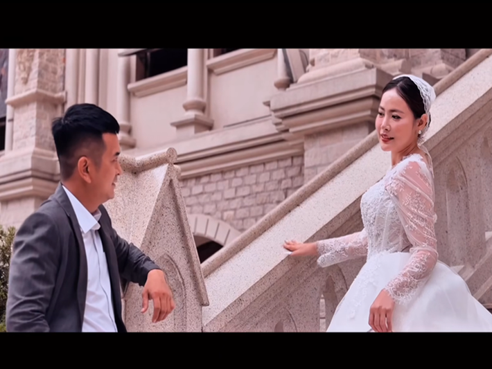 Vợ Hùng Thuận diện một số mẫu váy cưới gợi cảm. Ảnh: FB Hùng Thuận.