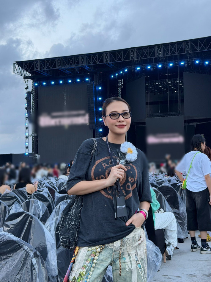 Đàm Thu Trang xem đêm đầu tiên của concert G-Dragon diễn ra tại Hưng Yên vào ngày 8/11. Ảnh: FB Đàm Thu Trang.