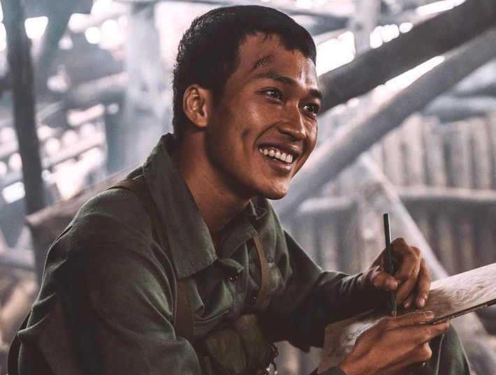 Lâm Thanh Nhã gây chú ý khi đóng vai Bình trong phim điện ảnh Mưa đỏ đang ra rạp. Theo Tiền Phong, nhân vật Bình là họa sĩ trẻ tòng quân theo tiếng gọi tổng động viên. Ảnh: FB Lâm Thanh Nhã.