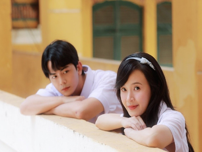 Trong phim, Hoàng Long vào vai Minh - chàng trai xuất thân giàu có, học giỏi. Midu đóng vai Tiểu My - cô gái gắn bó với Minh trên ghế nhà trường. Ảnh: Vietnamnet.