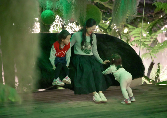 Nữ diễn viên cố gắng sắp xếp thời gian dành riêng cho từng cô con gái.