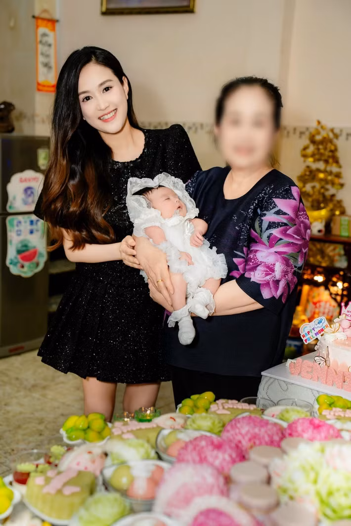 "Mong con một đời an yên. Con chỉ cần khôn lớn thật khỏe mạnh, vui vẻ và hạnh phúc còn lại cả thế giới đã có ba mẹ lo", Phương Hằng viết. Ảnh: FB Phương Hằng.