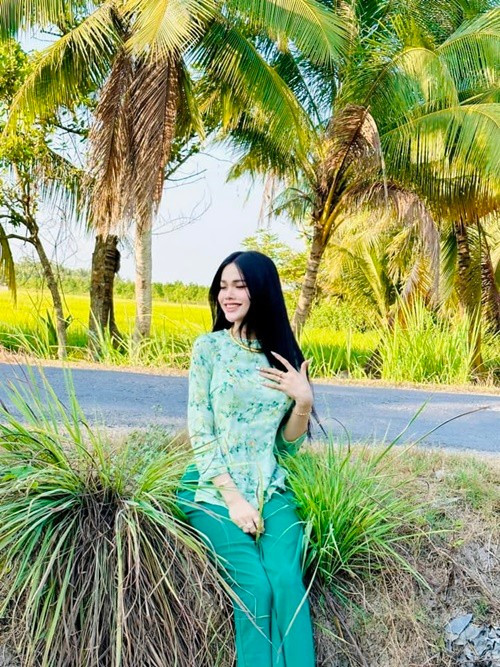 “Sau tất cả ánh đèn sân khấu và những tràng pháo tay rực rỡ là vòng tay của nội, ánh mắt của cha và nụ cười của mẹ những người thân yêu. 1 tháng qua như một giấc mơ đẹp, nhưng hạnh phúc thật sự khi phút giây được trở về nhà”, Tâm Như viết trên trang cá nhân. Ảnh: FB Hà Tâm Như.