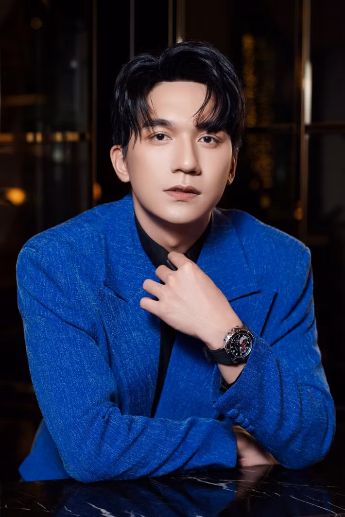 “Khán giả đang đón nhận, yêu thương thế này vì tôi còn là Cường. Điều tôi mong muốn là làm sao để khi khép lại bộ phim, qua khoảng thời gian này, mọi người vẫn nhớ tới cái tên Đỗ Nhật Hoàng, không phải Cường của Mưa đỏ. Đấy mới là điều tôi trăn trở, suy nghĩ mãi”, anh nói. Ảnh: FB Đỗ Nhật Hoàng.