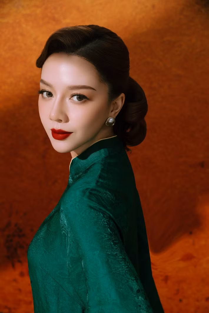 Băng Di gây ấn tượng với nhan sắc ngọt ngào nhưng không kém phần cá tính. Nữ diễn viên luôn biết cách tôn lên ưu điểm vóc dáng thon gọn và thần thái tự tin. Ảnh: FB Băng Di.