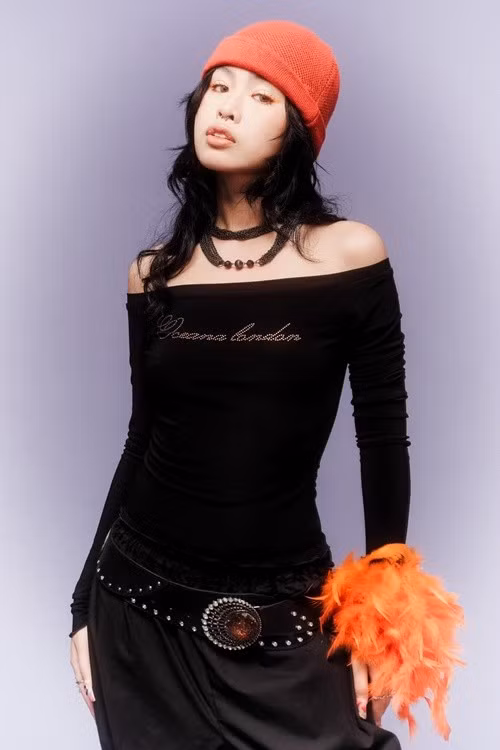 Nữ ca sĩ 52Hz tên thật Trần Thị Phương Thảo, sinh năm 1999.Trong cuộc phỏng vấn với Người Đưa Tin, 52Hz cho biết, cô thích âm nhạc từ bé nhưng được mẹ định hướng theo nghề giáo viên giống mẹ. Ảnh: FB 52Hz.