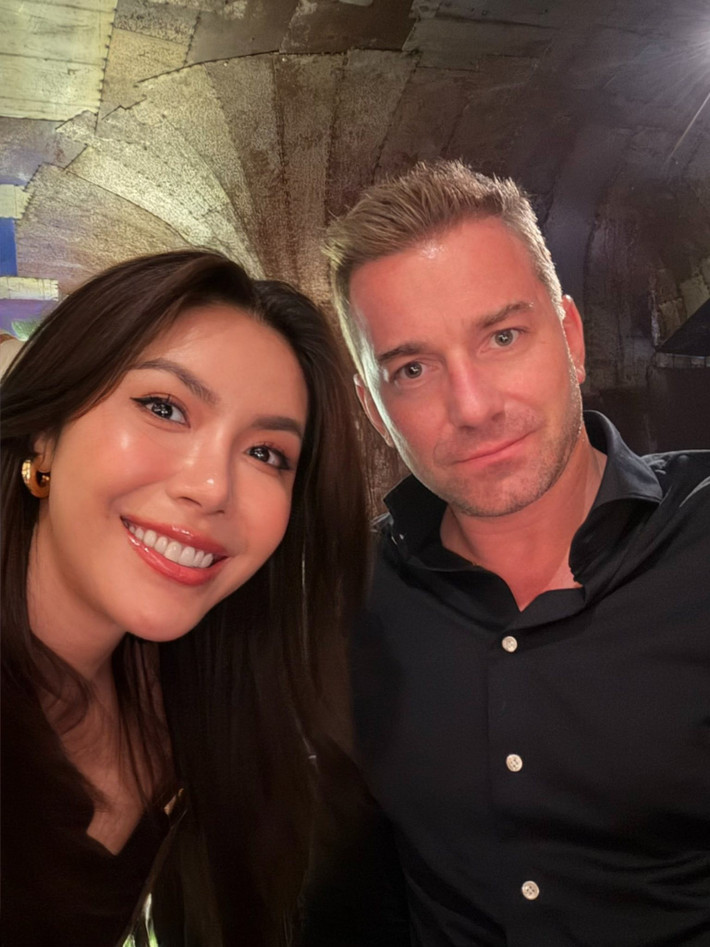 Minh Tú và Cris kết hôn năm 2024. Cả hai hẹn hò cách đây nhiều năm rồi chia tay. Sau đó, Minh Tú và Cris nối lại tình xưa. Theo Znews, chồng Minh Tú làm việc cho công ty đa quốc gia và sinh sống ở châu Á nhiều năm qua.