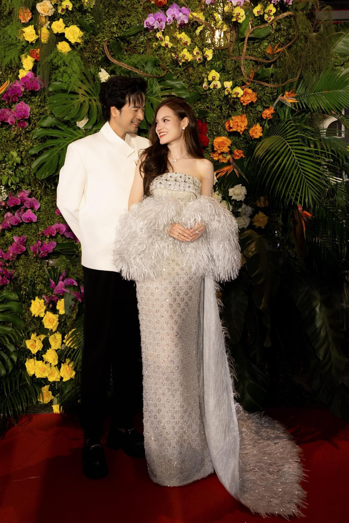 Tại các sự kiện giải trí, Đoàn Minh Tài và Sunny Đan Ngọc luôn xuất hiện cùng nhau. Sau nhiều năm đồng hành, cả hai cho biết, cuộc sống hôn nhân giúp họ thoải mái hơn trong việc chia sẻ và thể hiện tình cảm nơi công chúng. Ảnh: FB Đoàn Minh Tài.