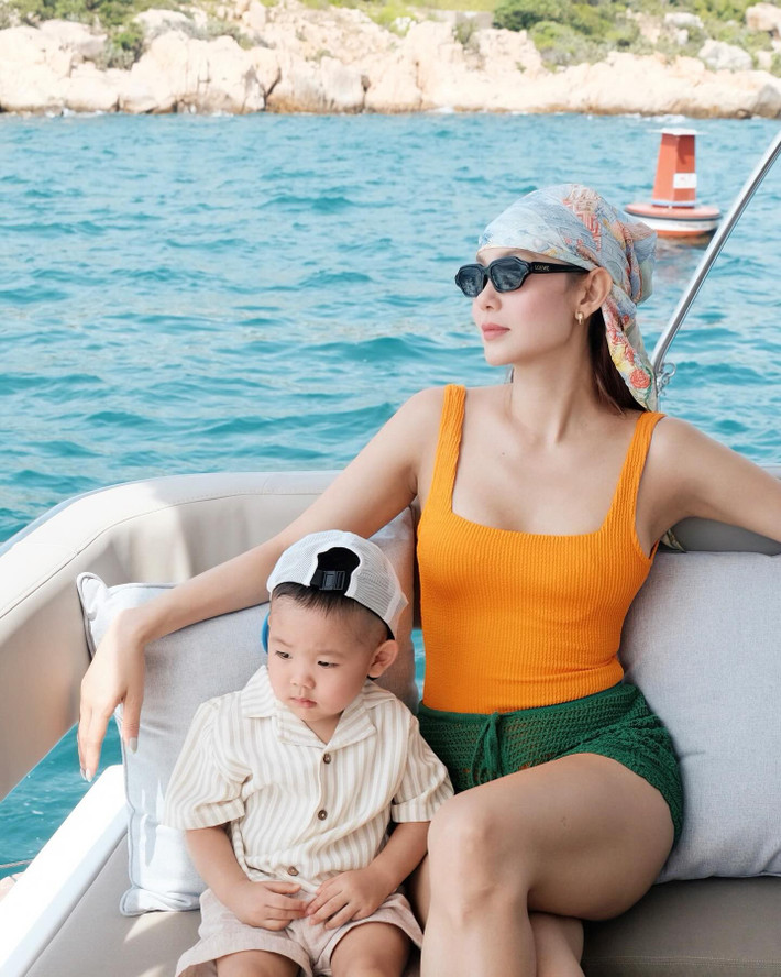 Nữ ca sĩ kiêm diễn viên sinh năm 1987 tận hưởng những phút giây thảnh thơi bên chồng con. Ảnh: FB Minh Hằng.