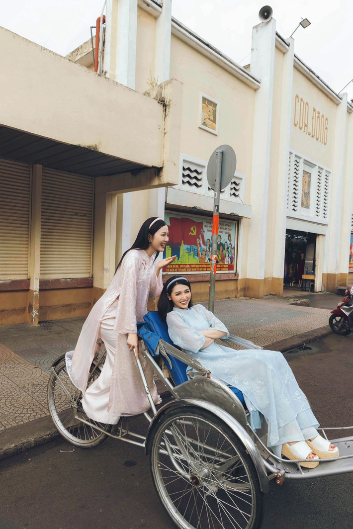 Trong khi đó, Nana bày tỏ: "Wearing a blue ao dai to the famous Ben Thanh market" (tạm dịch: Diện áo dài xanh dạo bước tại chợ Bến Thành nổi tiếng).