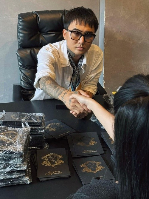 Dưới bài đăng của Đạt G, Bảo Ngọc để lại bình luận: “Chúc mừng anh nhé, cưới vợ không vui hay sao, mặt căng thế anh”. Ảnh: FB Đạt G.