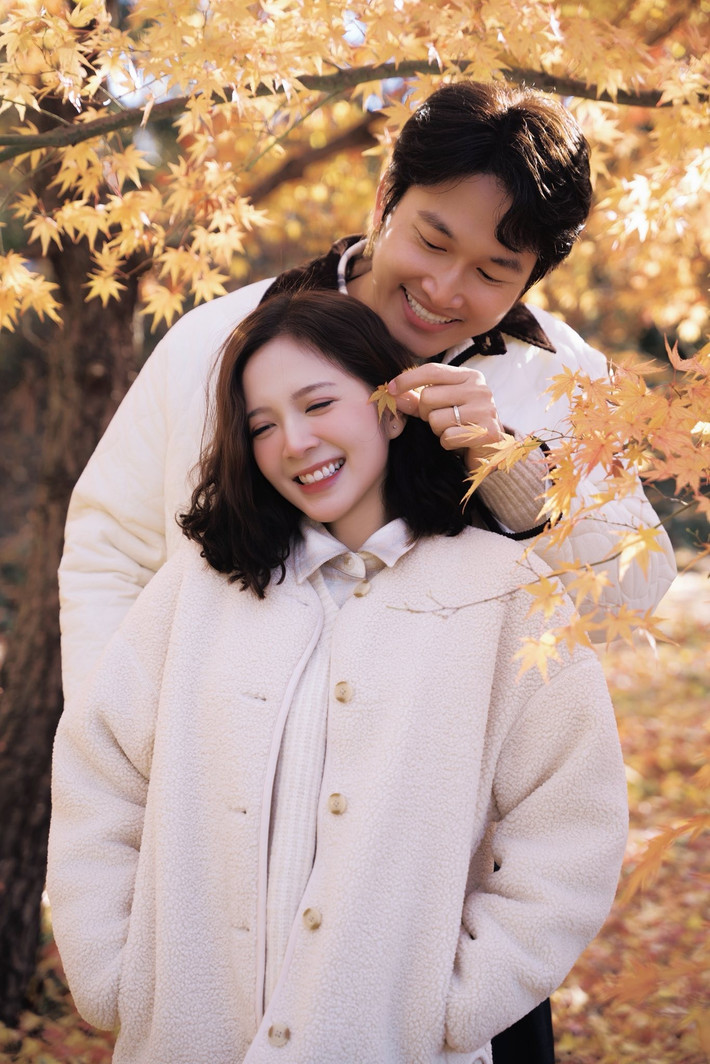 Trước đó, cặp đôi diễn viên gây chú ý khi thông báo sắp chuyển về biệt thự mới. Ảnh: FB Ngọc Huyền.