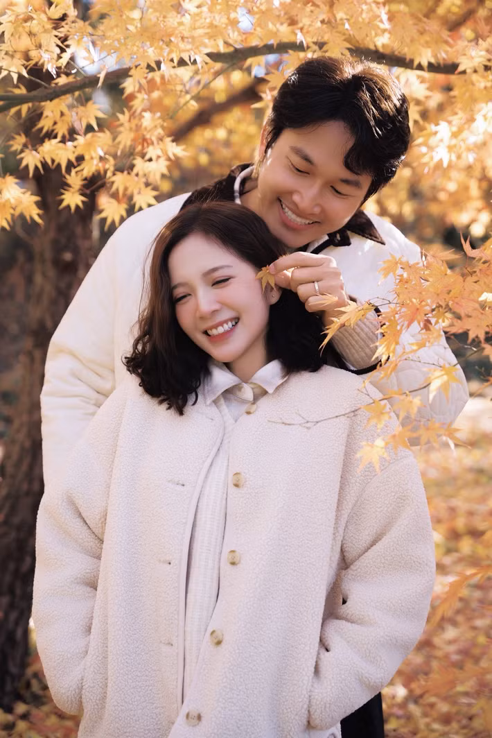 Trước đó, cặp đôi diễn viên gây chú ý khi thông báo sắp chuyển về biệt thự mới. Ảnh: FB Ngọc Huyền.