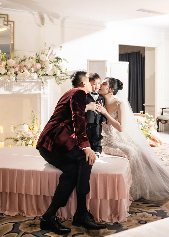 Trong đám cưới, bé Táo - con trai của Hồ Quỳnh Hương và Hoàng Công Thành lộ diện. Ảnh: FB Hồ Quỳnh Hương.