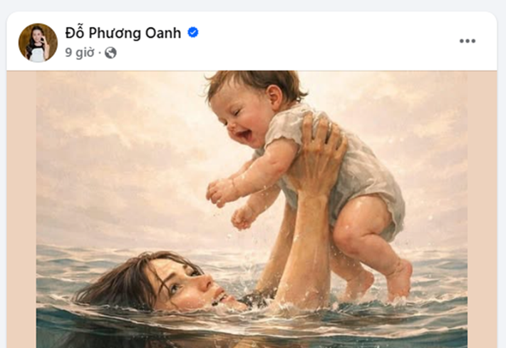 Trên trang cá nhân, Phương Oanh đăng tải bức ảnh ghi lại khoảnh khắc một người phụ nữ ở dưới nước, hai tay nâng em bé lên cao. Ánh mắt của người phụ nữ toát lên vẻ dịu dàng, che chở. Ảnh: FB Phương Oanh.