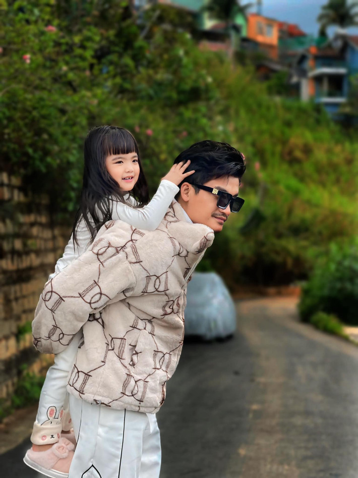 Khi lên chức bố, Mạc Văn Khoa thừa nhận bản thân thay đổi nhiều hơn, sống chậm lại và biết trân trọng những khoảnh khắc nhỏ bé. Chia sẻ trên Người Lao Động, nam diễn viên nói: “Khi làm bố mới hiểu hết niềm hạnh phúc và sự vất vả của cha mẹ. Không gì hạnh phúc hơn việc được chăm vợ sau sinh, nhìn con ngủ ngon và mỉm cười trong giấc ngủ".