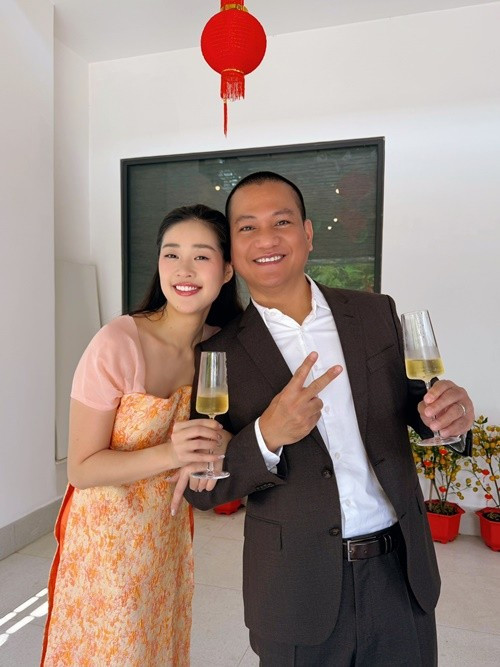 Trước khi lập gia đình, Khánh Vân có nhiều năm hoạt động trong showbiz Việt với vai trò người mẫu, diễn viên.