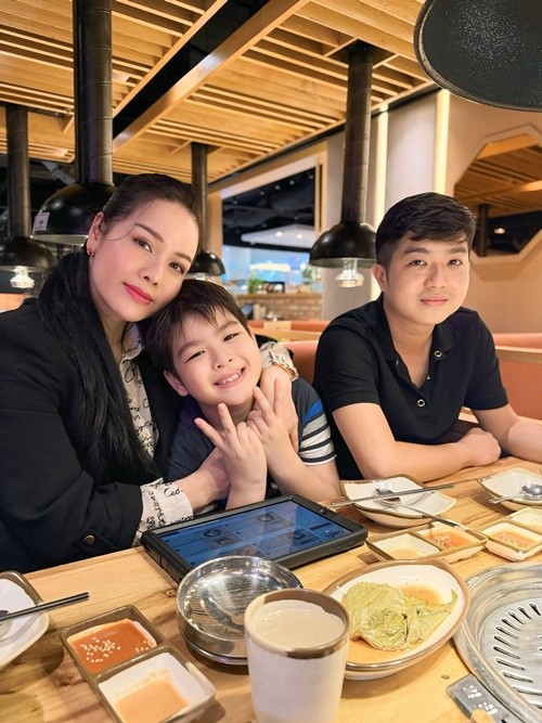 Nhật Kim Anh và chồng cũ vui vẻ chụp ảnh chung cùng cậu quý tử trong bữa ăn. Ảnh: FB Nhật Kim Anh.