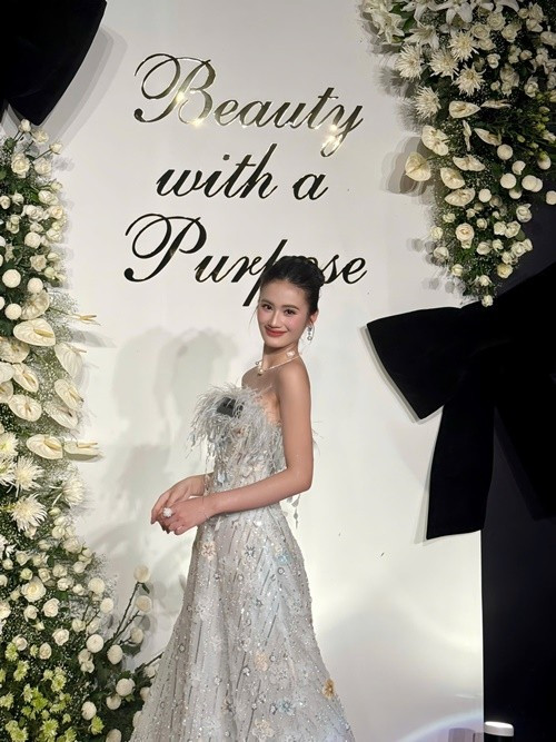 Đêm gala “Beauty with a purpose - Sắc đẹp vì mục đích cao cả” của cuộc thi Miss World 2025 diễn ra vào tối ngày 26/5. Sự kiện này nhằm tôn vinh những dự án nhân ái đầy tâm huyết mà các thí sinh Miss World đã thực hiện, qua đó ghi nhận những đóng góp tích cực của họ cho xã hội và cộng đồng. Tại đêm gala, ban tổ chức Miss World chính thức công bố danh sách Top 8 Dự án nhân ái xuất sắc nhất. Hoa hậu Ý Nhi đã được xướng tên nhờ dự án trao tặng tủ sách và sửa chữa trường học mang tên “Heart to head”, hay còn gọi là “Hành trình trái tim và khối óc”. Ảnh: FB Ý Nhi.