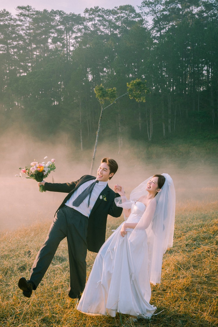 Cách đây không lâu, Đình Tú cầu hôn Ngọc Huyền. Sau đó, đôi uyên ương khoe giấy đăng ký kết hôn. Ảnh: FB Ngọc Huyền.