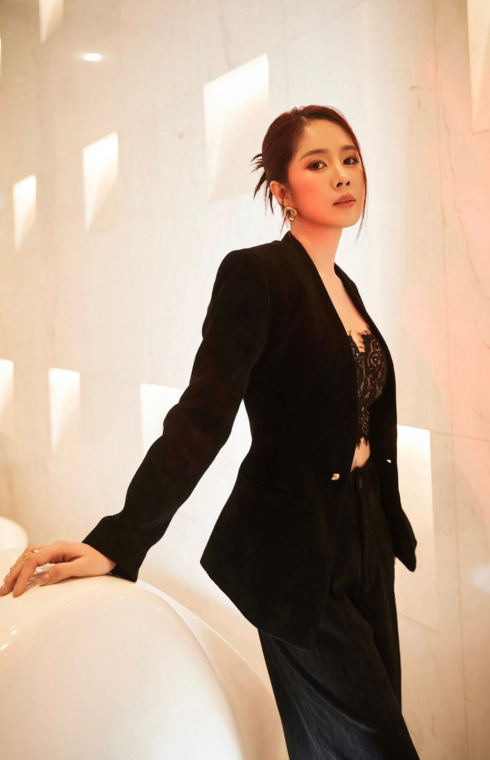 Về thu nhập, Lê Phương chia sẻ trên Vietnamnet, cô vẫn sống được bằng chính công việc diễn xuất.