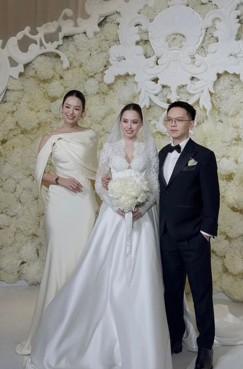 Á hậu Bùi Khánh Linh chúc mừng Tâm Như lên xe hoa. "Nhìn cô dâu khóc trong hạnh phúc mà thấy cưng quá", Khánh Linh bày tỏ. Ảnh: FB Bùi Khánh Linh.