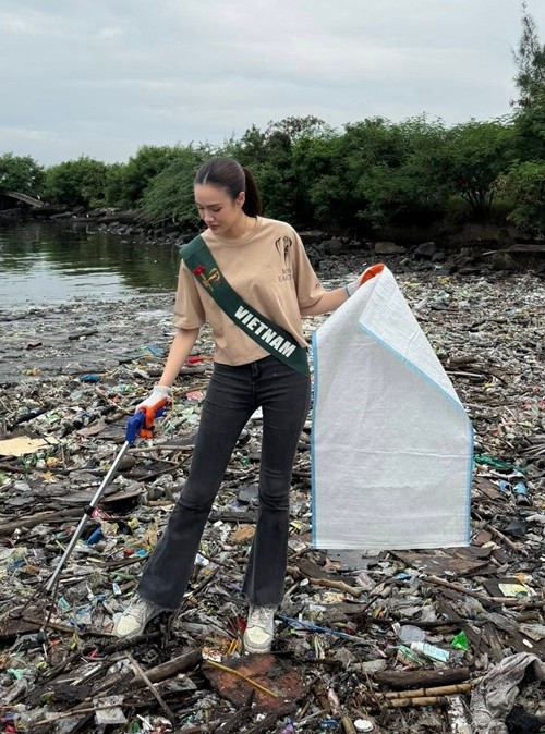 Mỹ Anh diện trang phục đơn giản, năng động khi tham gia hoạt động thu dọn rác. Ảnh: FB Trịnh Mỹ Anh.