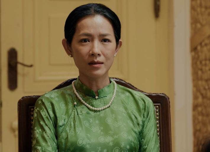 Nhân vật của Châu Hà Yến Nhi trong phim Mưa đỏ không có tên riêng, xuất hiện trên bàn đàm phán. Ảnh: Dân Việt.
