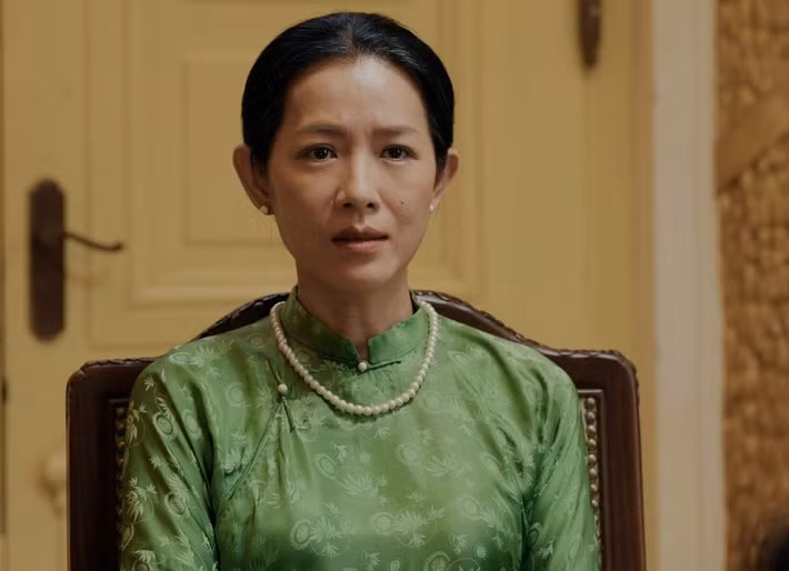 Nhân vật của Châu Hà Yến Nhi trong phim Mưa đỏ không có tên riêng, xuất hiện trên bàn đàm phán. Ảnh: Dân Việt.