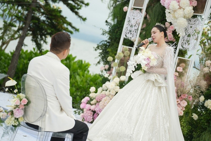 Nữ ca sĩ tung loạt ảnh đám cưới đẹp như mơ tại đảo Rều (Hạ Long). Ảnh: FB Hồ Quỳnh Hương.