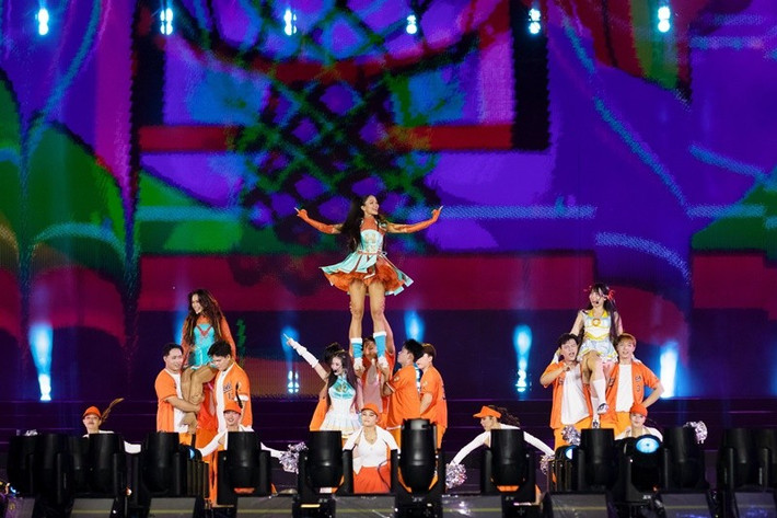 H'hen Niê thực hiện các động tác vũ đạo nhào lộn dù mang thai 3 tháng. Ảnh: FB H'hen Niê.