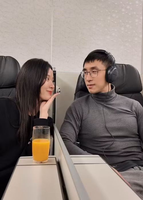 Trong khi đó, Minh Đạt giữ phong cách giản dị nhưng lịch lãm.