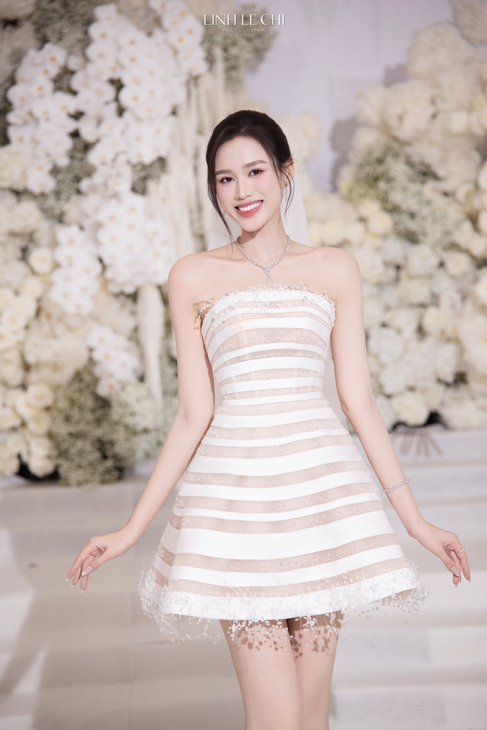 “Dù không thể có mặt trực tiếp, mọi người vẫn âm thầm dõi theo chúng mình qua từng khoảnh khắc trên mạng xã hội. Từng dòng tin nhắn chúc mừng, một lượt thả tim, một story dễ thương hay thậm chí chỉ là lặng lẽ xem qua tụi mình đều trân trọng vô cùng”, Đỗ Thị Hà viết.