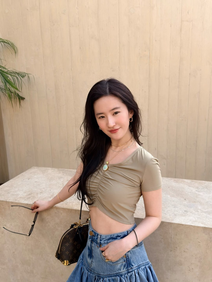 'Thần tiên tỷ tỷ' để tóc dài xõa, trang điểm nhẹ nhàng, đeo khuyên tai đơn giản. Nở nụ cười ngọt ngào, tay cầm kính râm và hơi nghiêng đầu, Lưu Diệc Phi trông vô cùng dịu dàng.